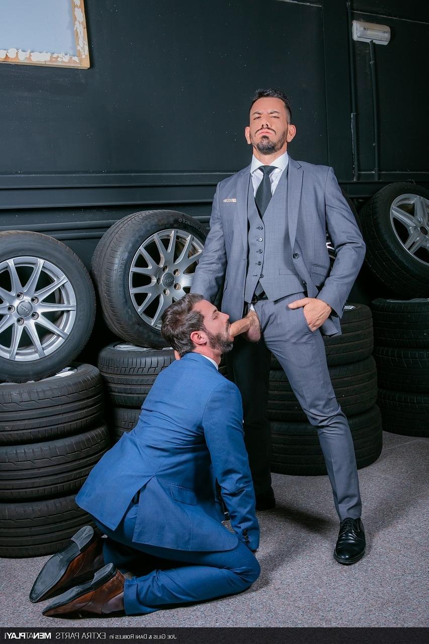 20P Gays ricos Dani Robles y Joe Gillis teniendo sexo anal en el salón del coche