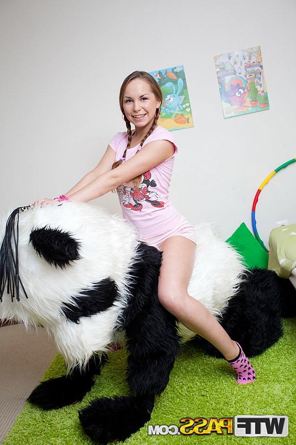 16P Das junge Mädchen Albina hat Hardcore-Sex mit einem Mann im Panda-Anzug