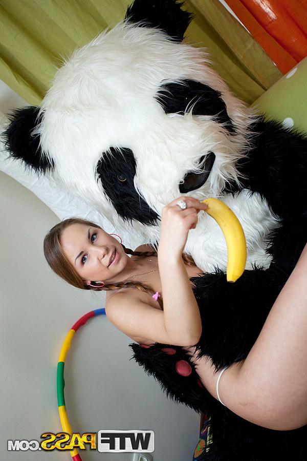 16P Das junge Mädchen Albina hat Hardcore-Sex mit einem Mann im Panda-Anzug