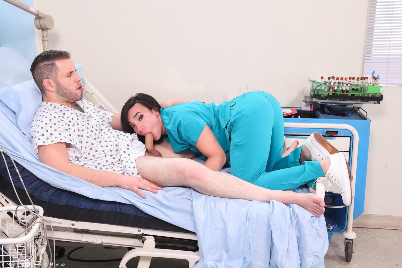 20P Die Shemale-Krankenschwester Kasey Kei wird von einem verletzten Patienten umrandet und in den Arsch gefickt