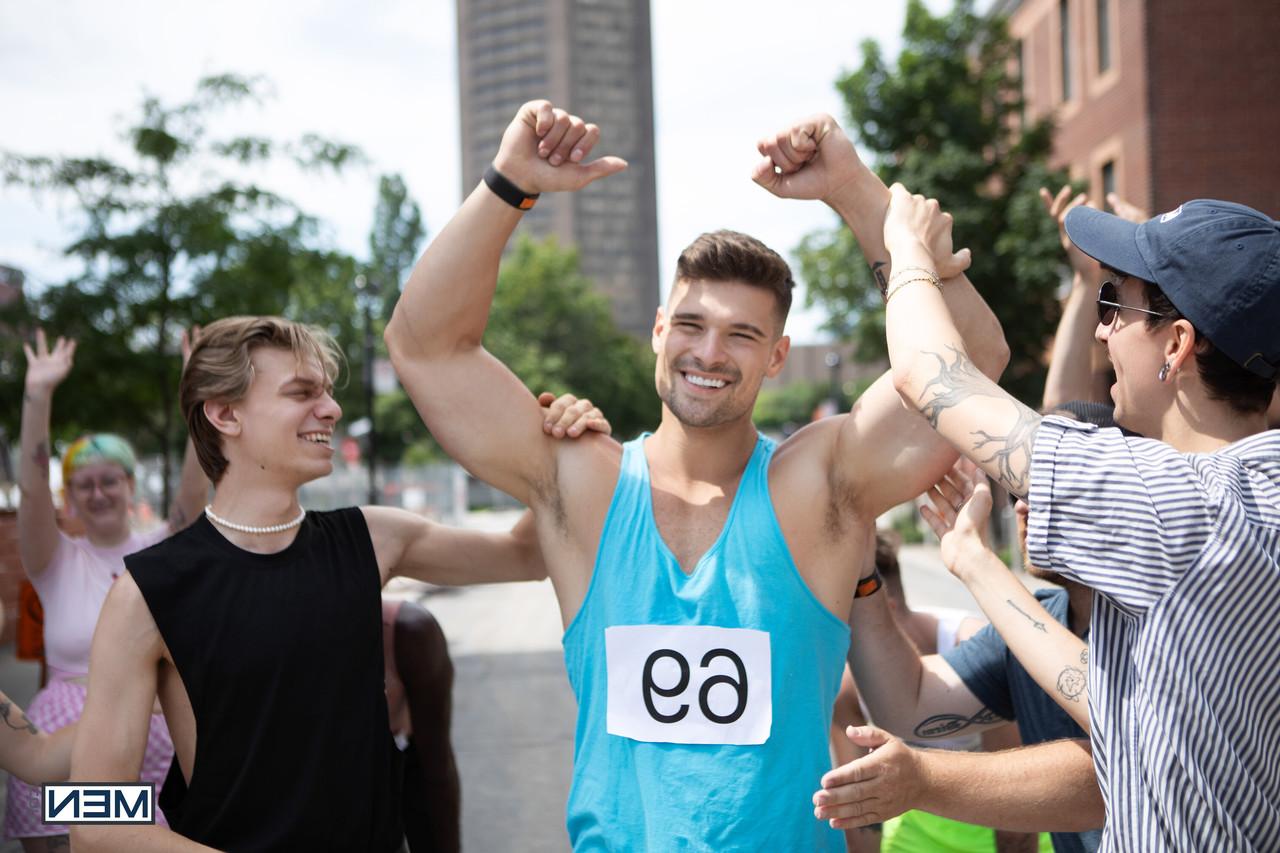 18P El musculoso gay Malik Delgaty disfruta del sexo anal salvaje con un jovencito caliente