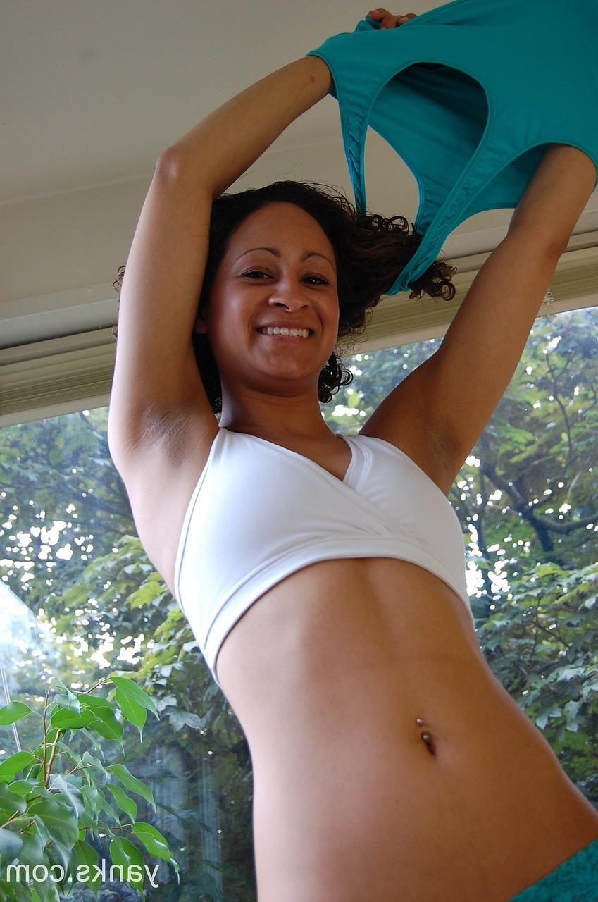 18P Uma pequena rapariga negra com mamas bonitas deita-se sobre uma bola de exercícios enquanto se masturba.