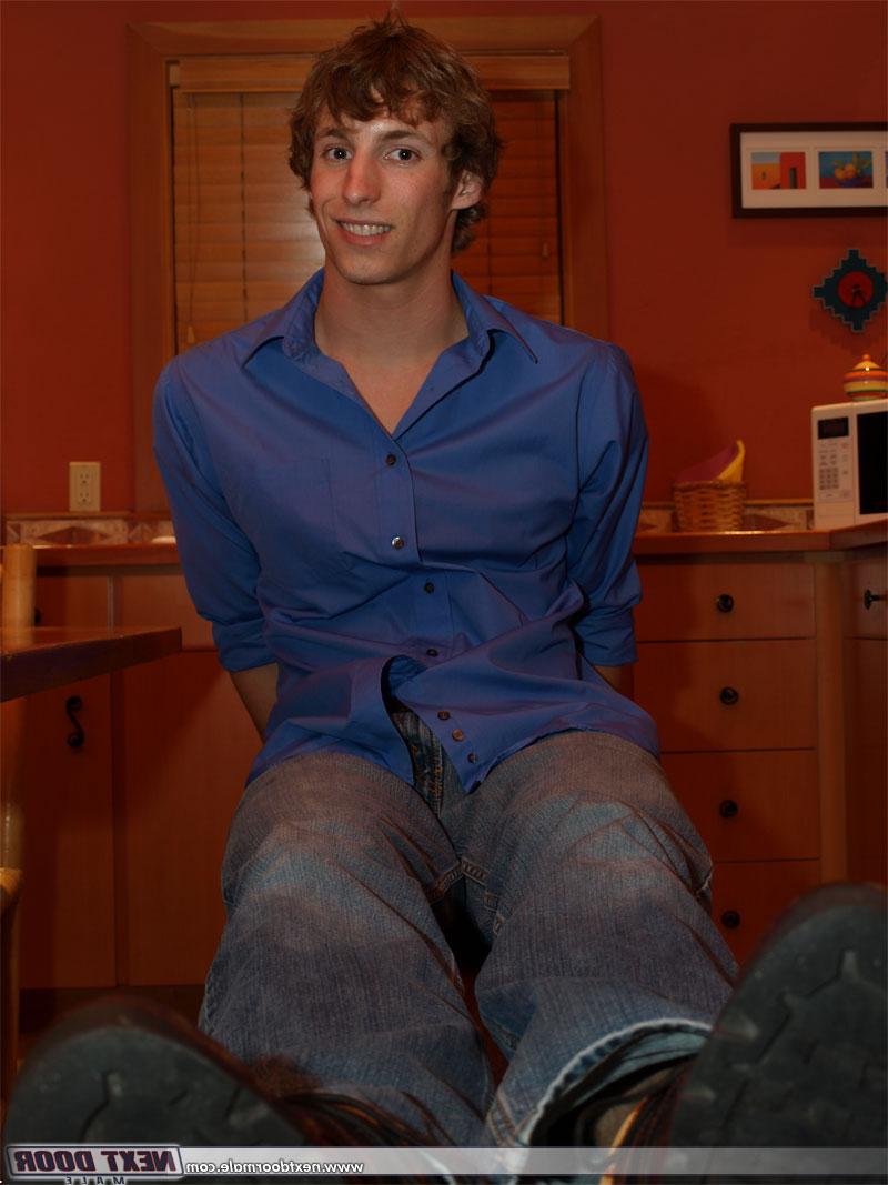 20P O homossexual gostoso Kale Max mostra seus músculos e tira seu dong em um solo