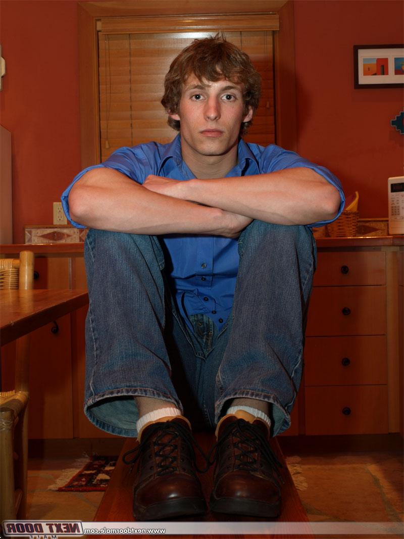 20P O homossexual gostoso Kale Max mostra seus músculos e tira seu dong em um solo