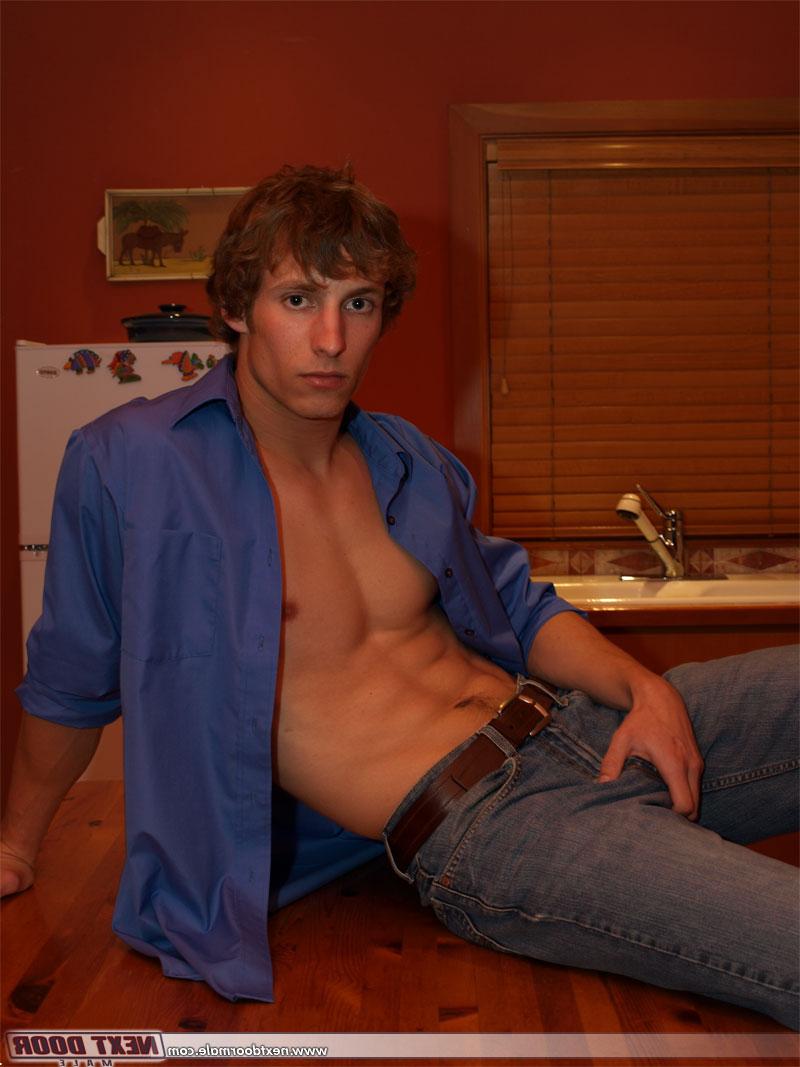 20P O homossexual gostoso Kale Max mostra seus músculos e tira seu dong em um solo