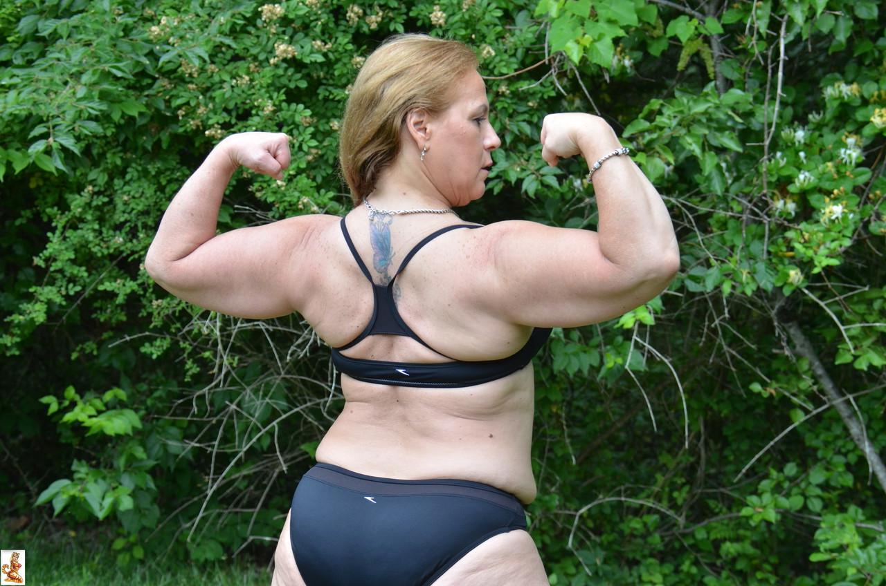 15P Mature bodybuilder Stunning Summer shows off her strong body outdoors