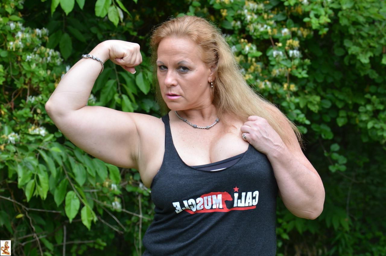 15P Mature bodybuilder Stunning Summer shows off her strong body outdoors