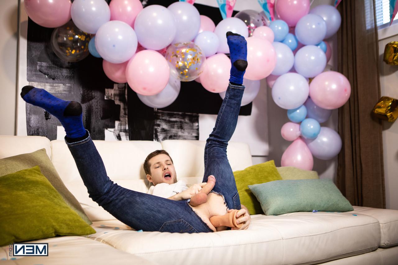 20P Hottie in ripped jeans Benjamin Blue gets boned by gay stallion Malik Delgaty