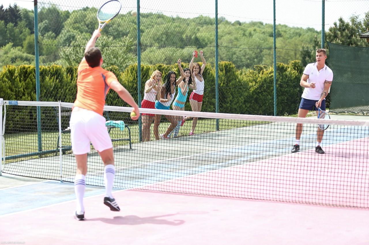 20P Des fans coquins ont des relations sexuelles en groupe en plein air avec de beaux joueurs de tennis