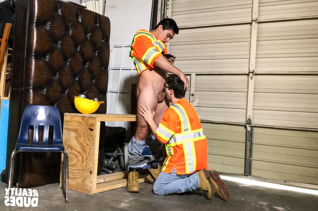 17P Two workers engage in a gay session where Axel sucks Will's dick