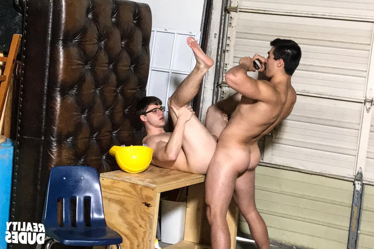 17P Two workers engage in a gay session where Axel sucks Will's dick