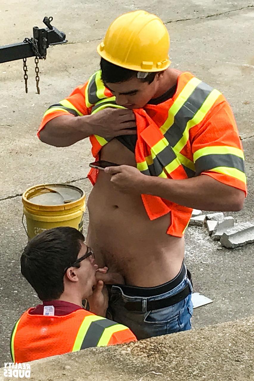 17P Two workers engage in a gay session where Axel sucks Will's dick
