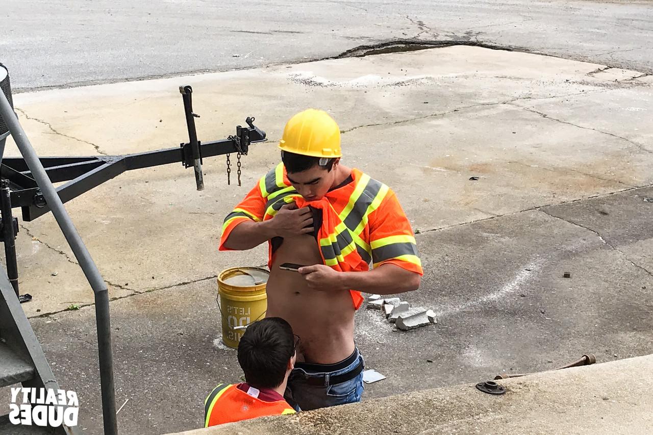 17P Two workers engage in a gay session where Axel sucks Will's dick