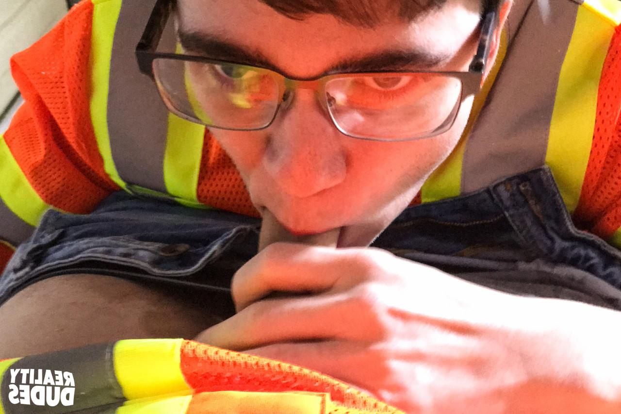 17P Two workers engage in a gay session where Axel sucks Will's dick