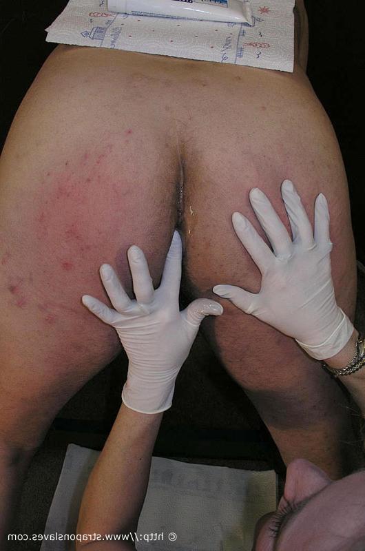 16P O rosto de uma mulher loira fode um escravo antes de pegá-lo