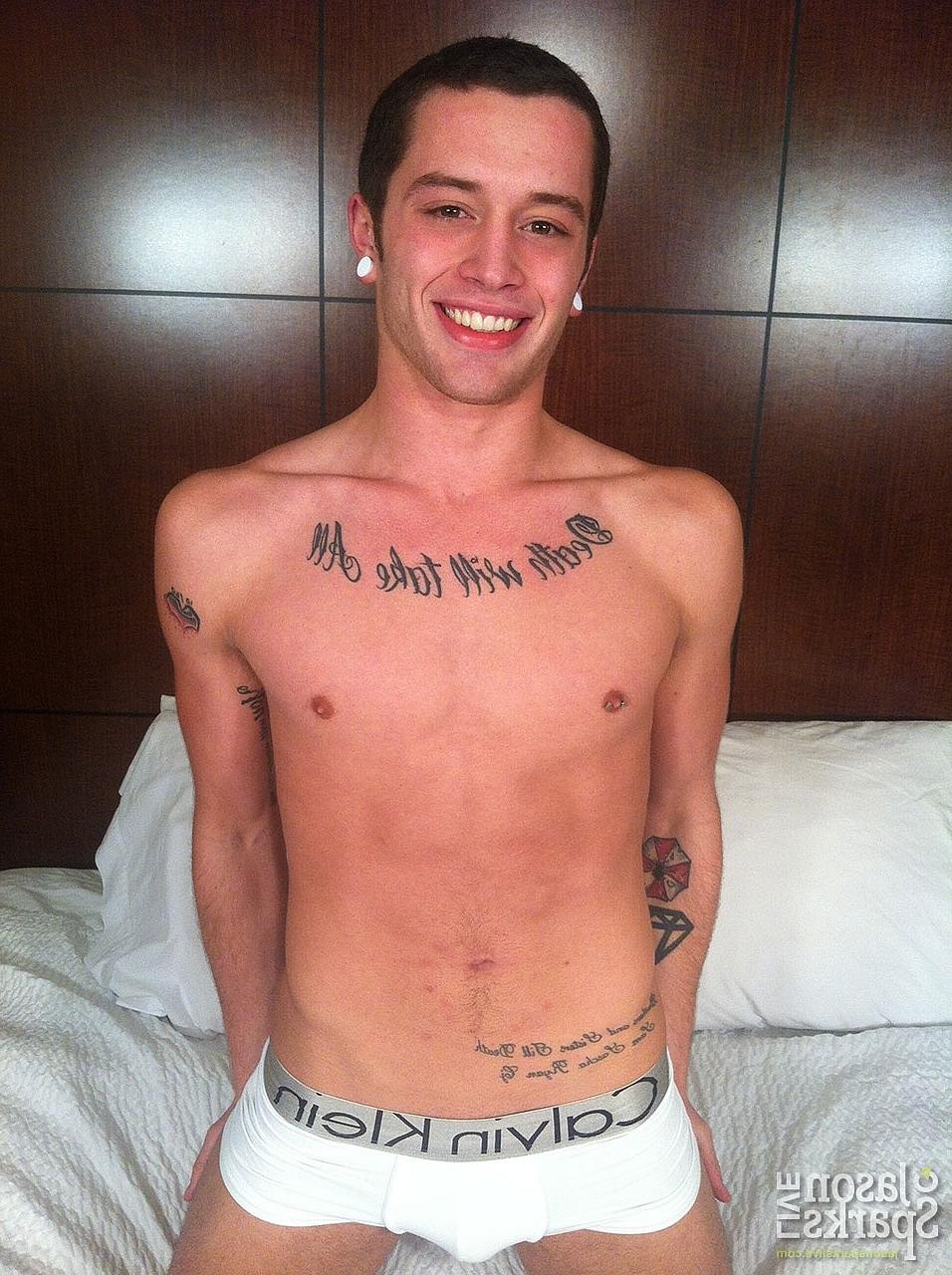 20P Los dulces estadounidenses gay CK Steel y Tyler Page se follan en una cama