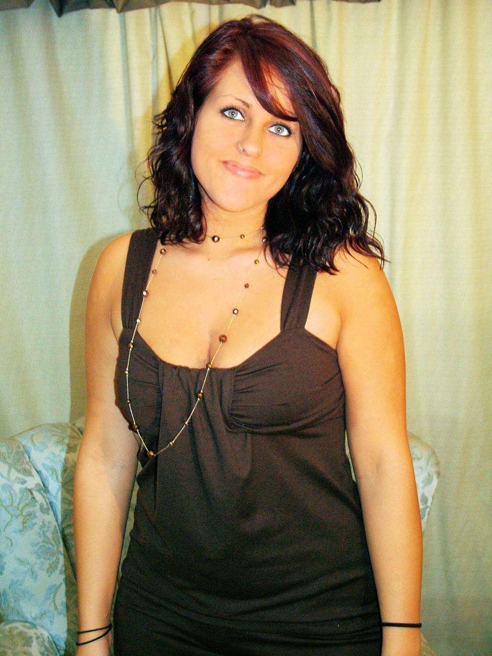 20P かわいい黒のドレスを着た巻き毛の素人が素晴らしい巨乳を露出