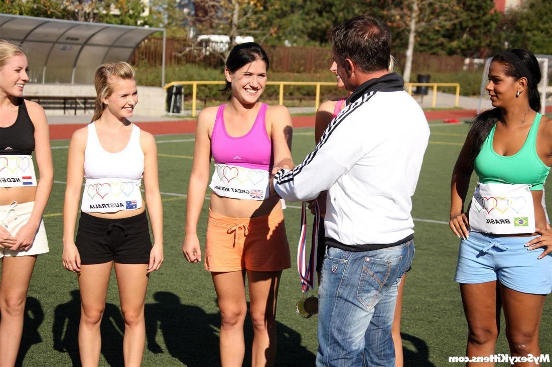 16P Les adolescentes du club d'athlétisme s'engagent dans un plan à 3 inversé avec leur entraîneur