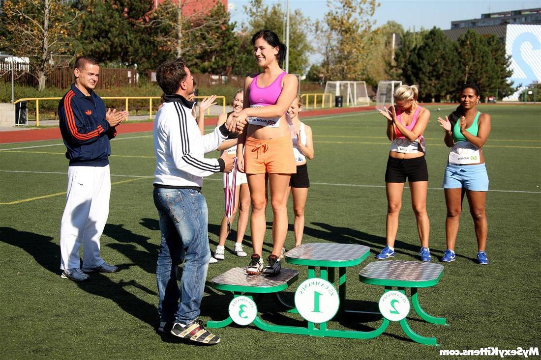 16P Les adolescentes du club d'athlétisme s'engagent dans un plan à 3 inversé avec leur entraîneur