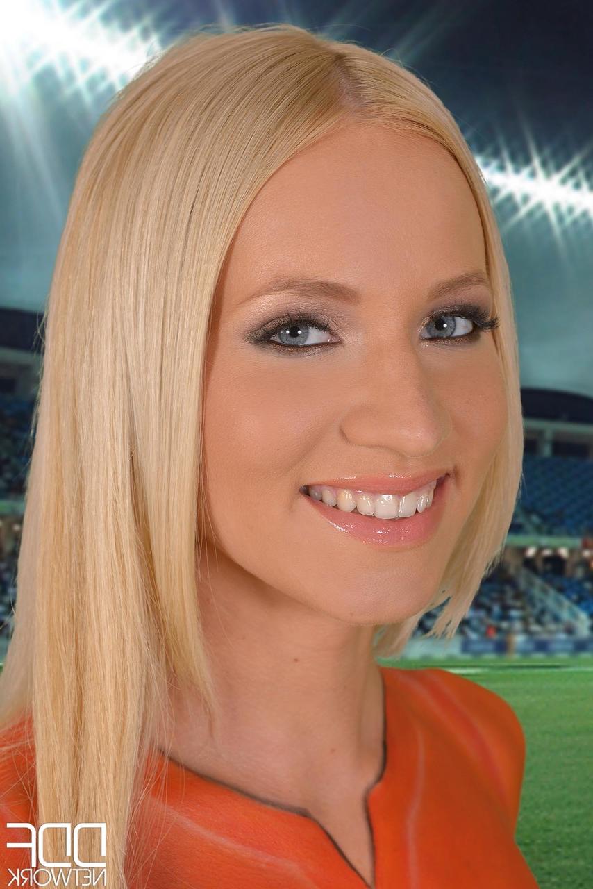 9P Die körperbemalte Fußballspielerin Kiara Lord zeigt ihre großen Titten und ihren Arsch auf dem Spielfeld