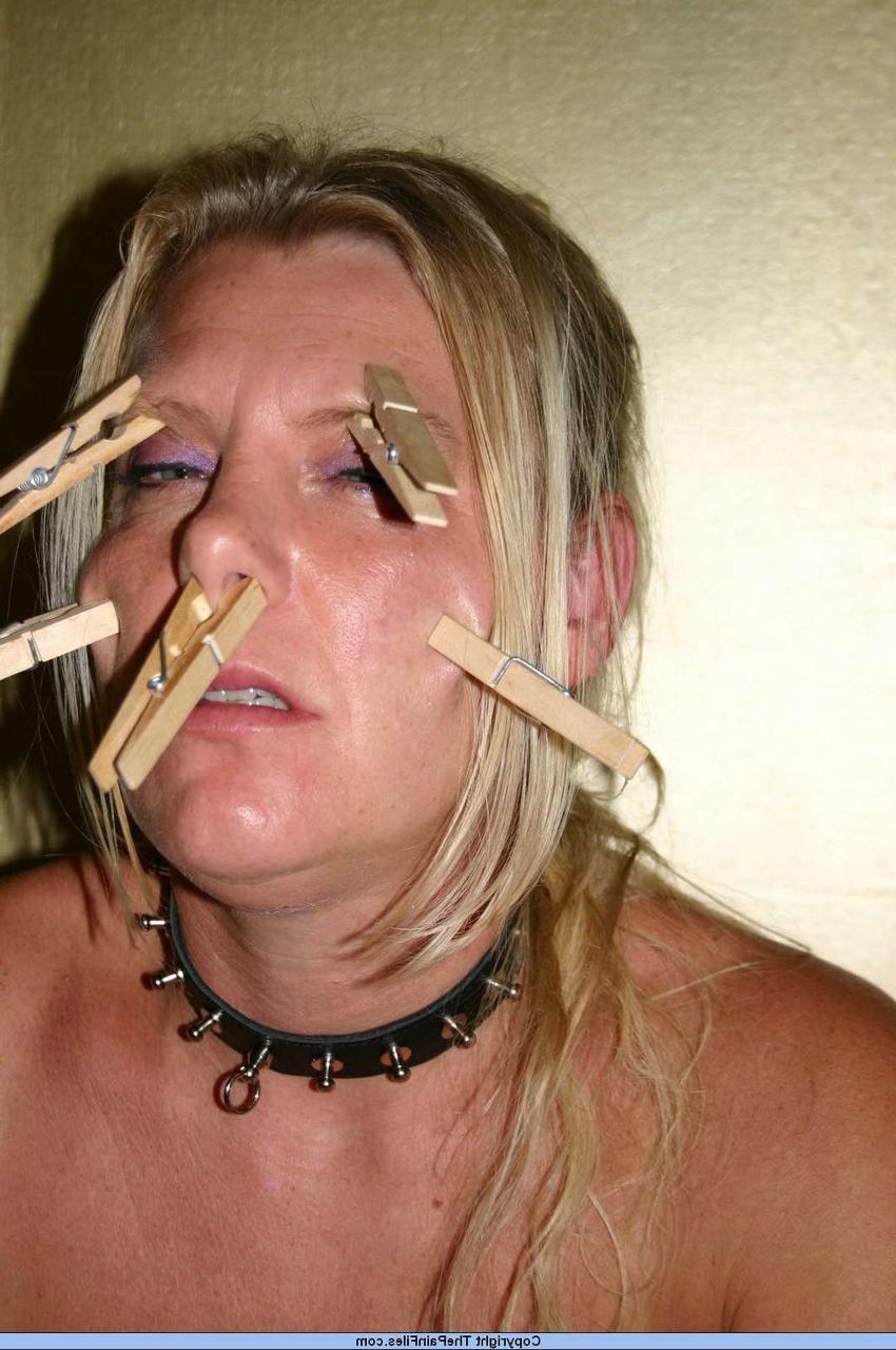 16P Une blonde nue s'inflige des douleurs en portant un collier d'esclave