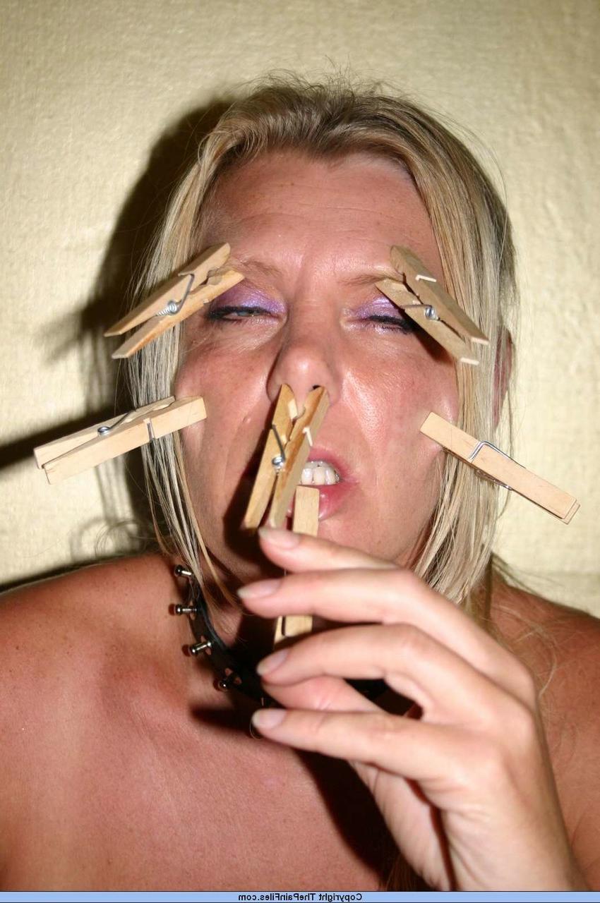 16P Une blonde nue s'inflige des douleurs en portant un collier d'esclave