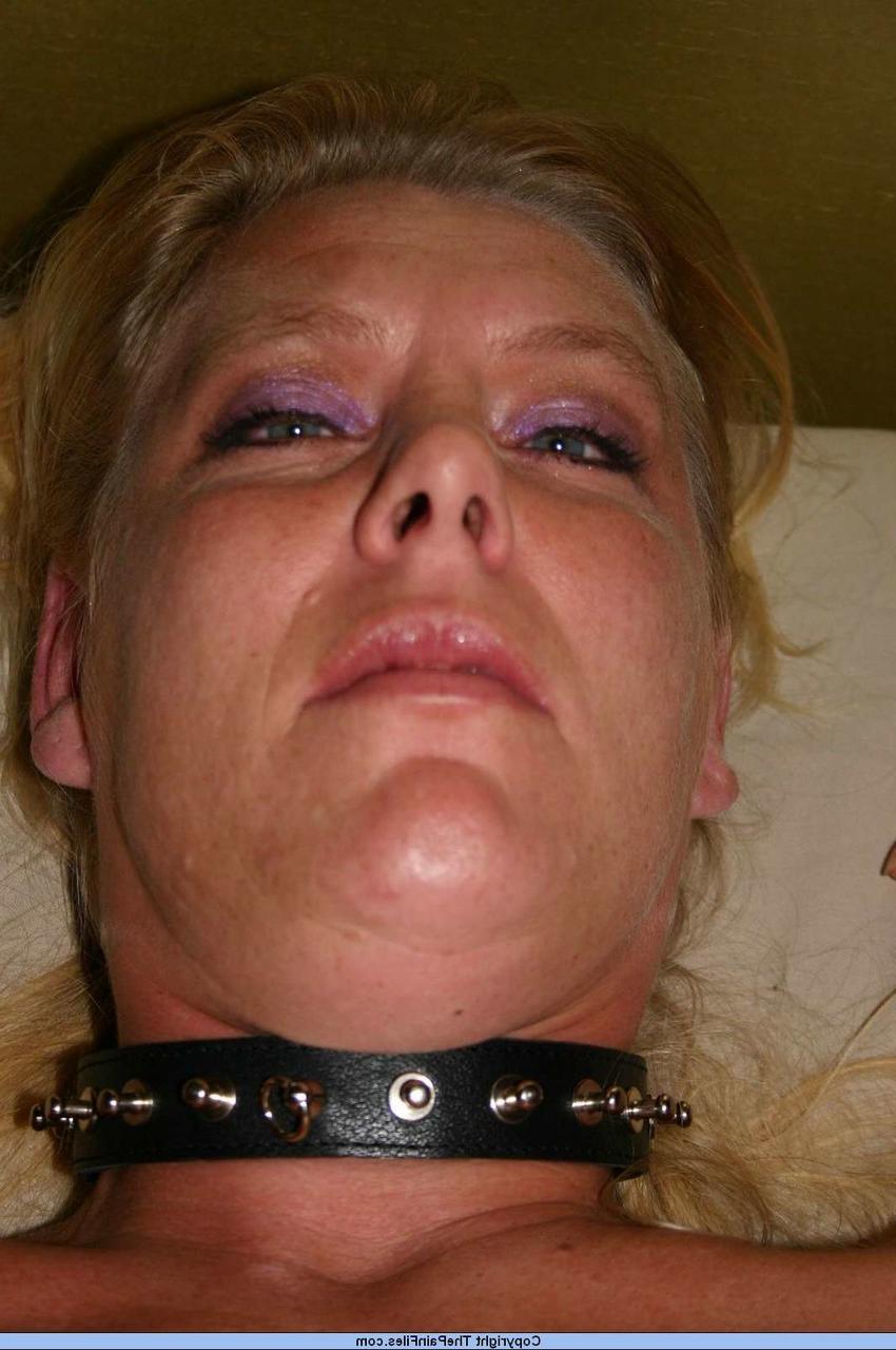 16P Une blonde nue s'inflige des douleurs en portant un collier d'esclave