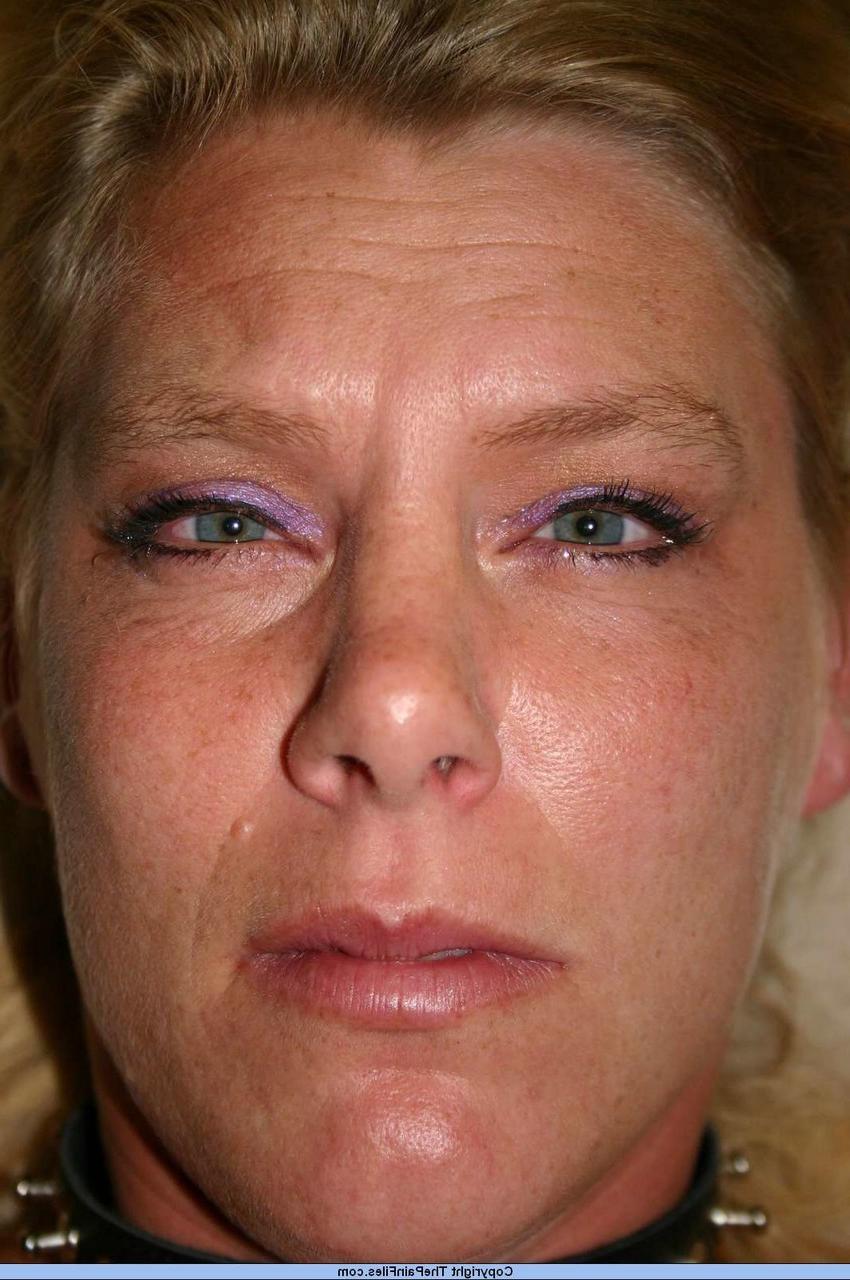 16P Une blonde nue s'inflige des douleurs en portant un collier d'esclave