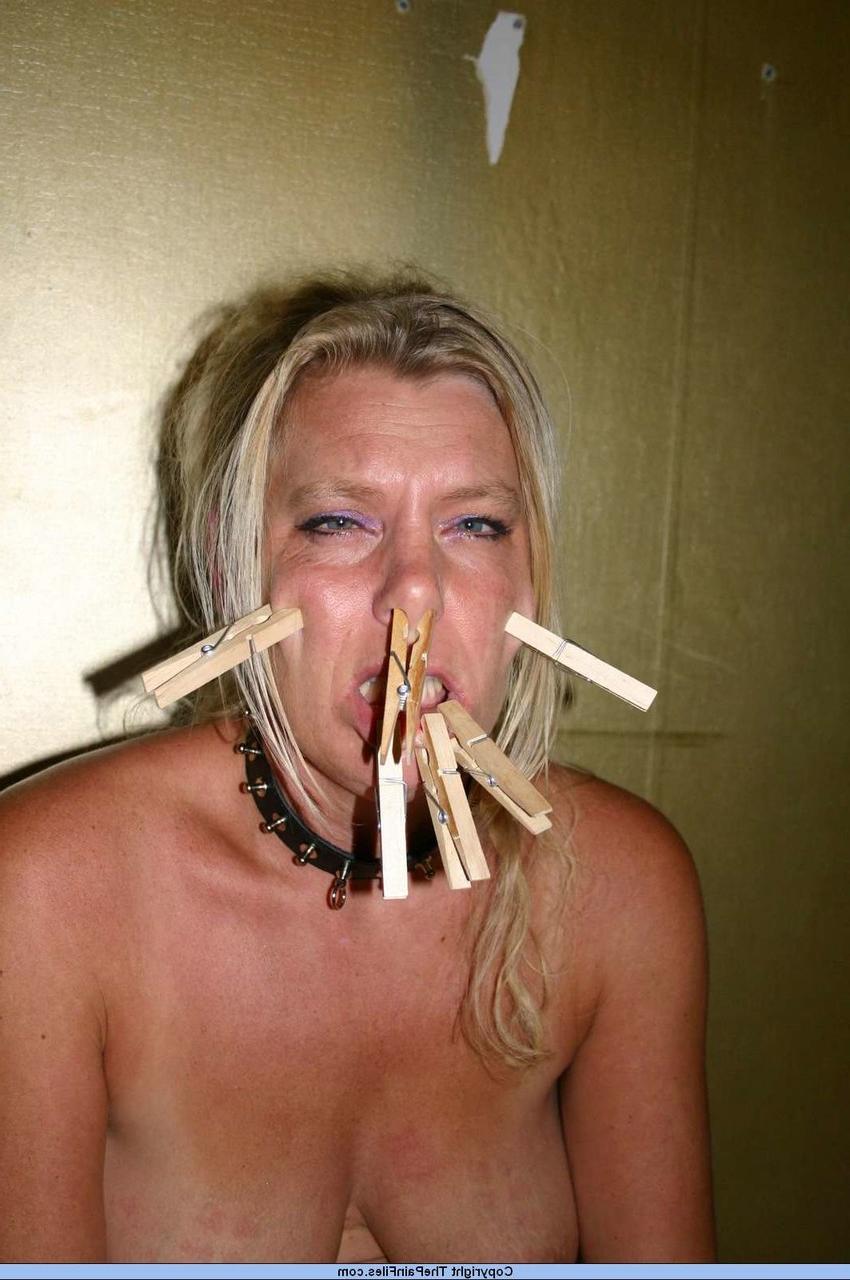 16P Une blonde nue s'inflige des douleurs en portant un collier d'esclave