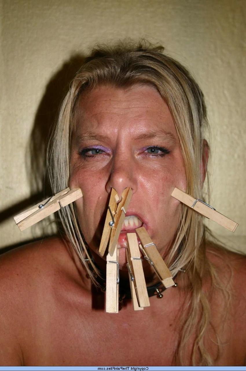 16P Une blonde nue s'inflige des douleurs en portant un collier d'esclave