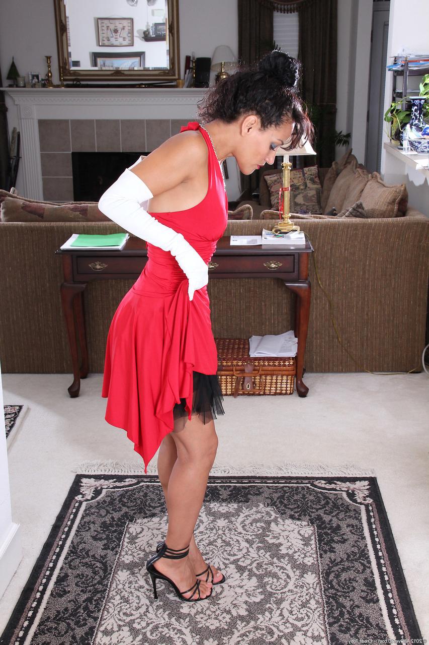 20P Madura em um vestido vermelho Liza Rene tira a roupa e toca sua vagina em um solo