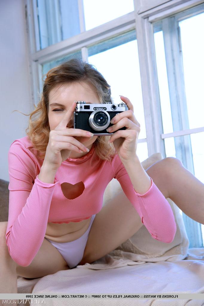 18P La dulce joven Florens se toma fotos mientras se desnuda completamente