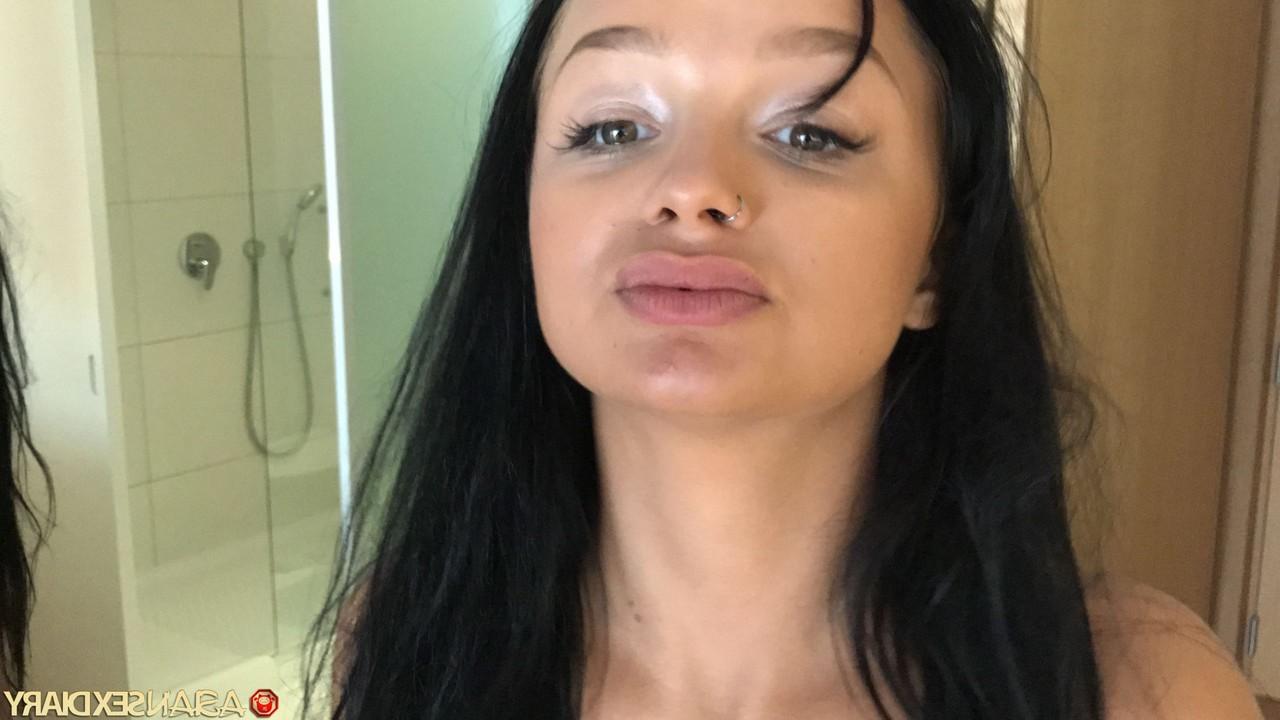 20P La sexy americana Daphne muestra su coño perforado y mama y folla en POV