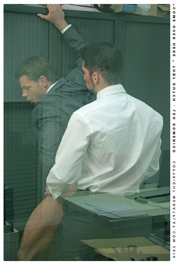 20P Les hommes d'affaires gays attrayants Leo Domenico et Toby Dutch baisent au bureau