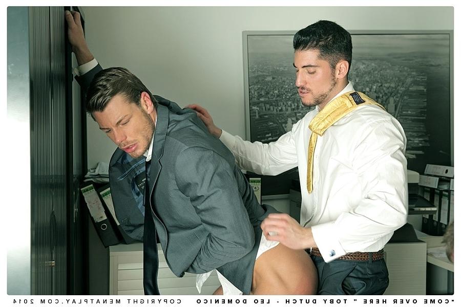 20P Les hommes d'affaires gays attrayants Leo Domenico et Toby Dutch baisent au bureau