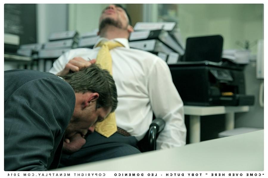 20P Les hommes d'affaires gays attrayants Leo Domenico et Toby Dutch baisent au bureau