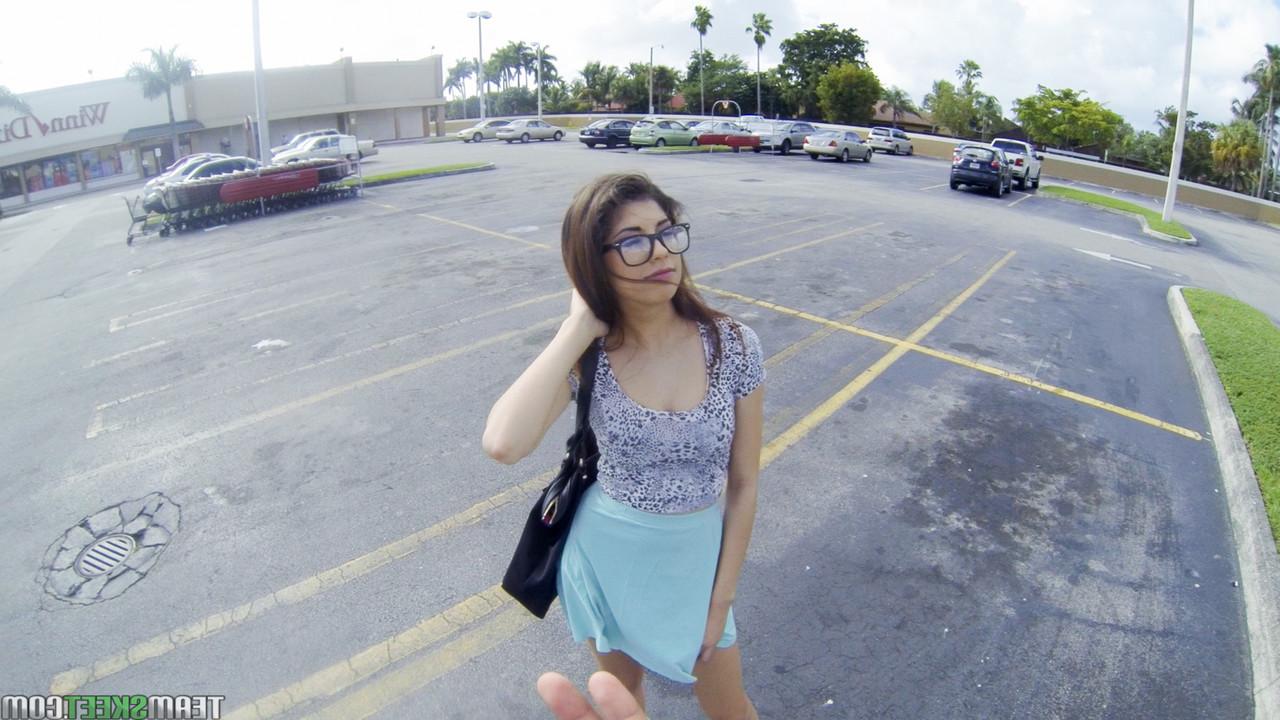 20P A adolescente morena sexy Ava Taylor é pega e fodida com tanta força