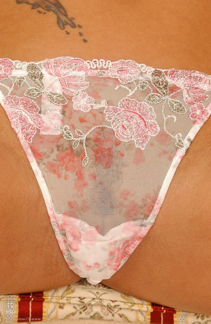 19P As loiras magras Keana Moire e Zuzana Z brincam com um brinquedo vermelho em uma cadeira