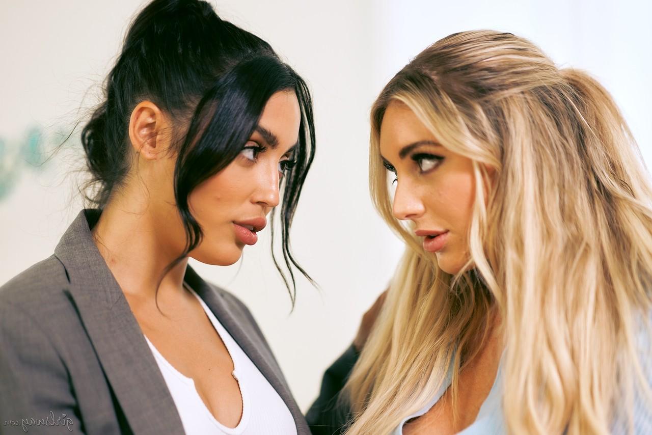 20P Die Pornostars mit den großen Titten Vanessa Sky und Kayley Gunner probieren sich gegenseitig die Muscheln