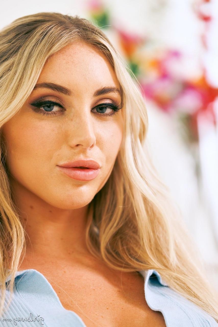 20P Die Pornostars mit den großen Titten Vanessa Sky und Kayley Gunner probieren sich gegenseitig die Muscheln