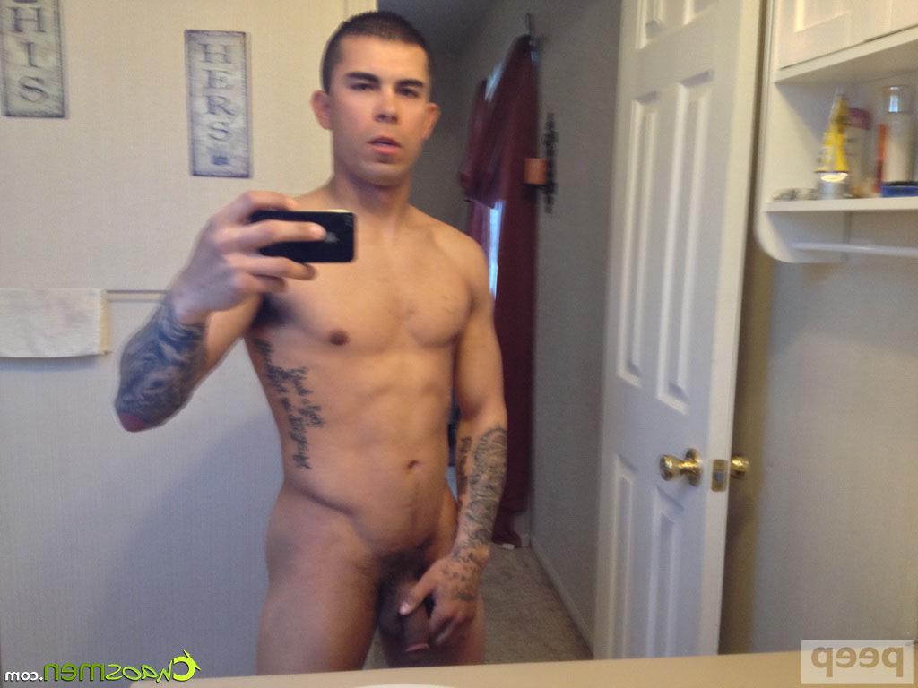 10P O garoto gay tatuado Drew Ortiz mostra seu pau sugável enquanto tira selfies