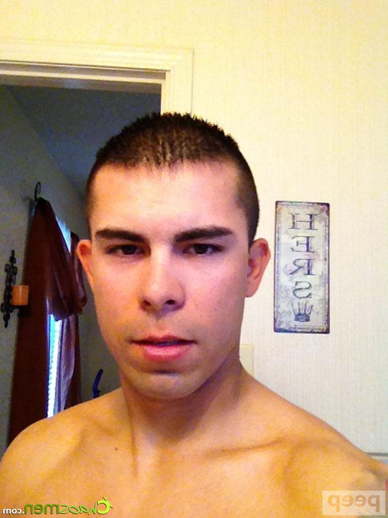 10P O garoto gay tatuado Drew Ortiz mostra seu pau sugável enquanto tira selfies