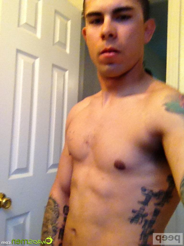 10P O garoto gay tatuado Drew Ortiz mostra seu pau sugável enquanto tira selfies