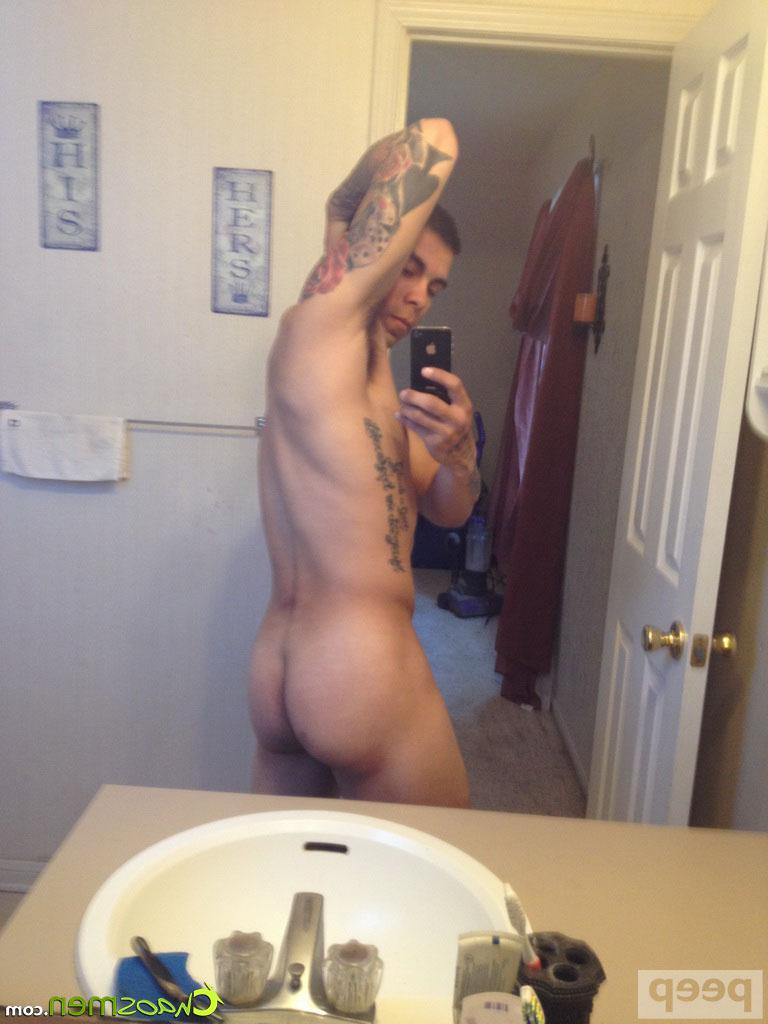 10P O garoto gay tatuado Drew Ortiz mostra seu pau sugável enquanto tira selfies