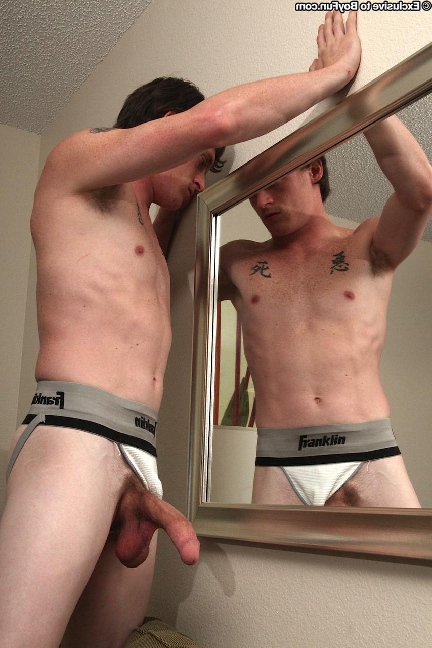 20P O jogador de futebol gay Kyle sacode sua ereção gorda em cueca até gozar