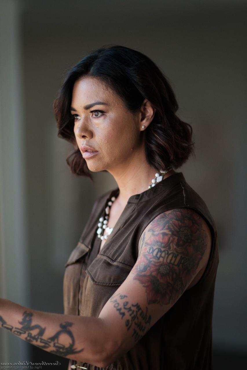 17P La MILF tatouée Dana Vespoli et la jeune Victoria Voxxx font face-sitting et tribbing.