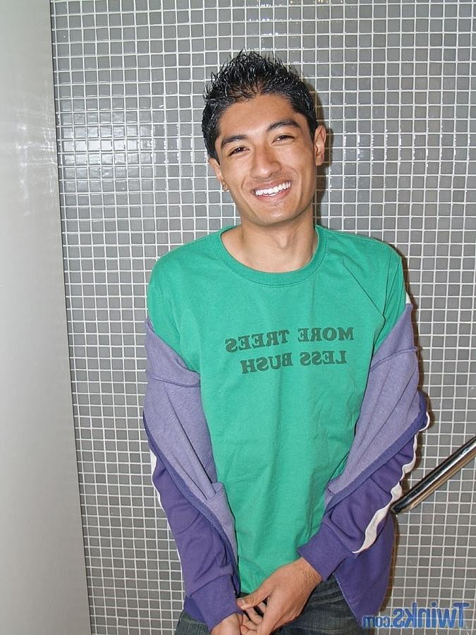 20P Jovencito flaco se desnuda y masturba su gran polla hasta eyacular