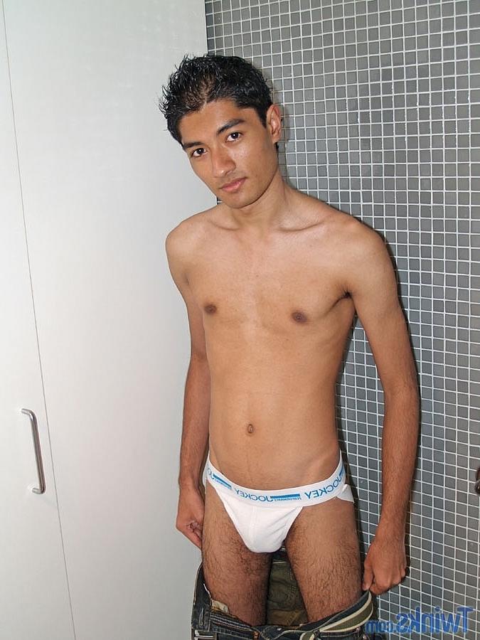 20P Jovencito flaco se desnuda y masturba su gran polla hasta eyacular