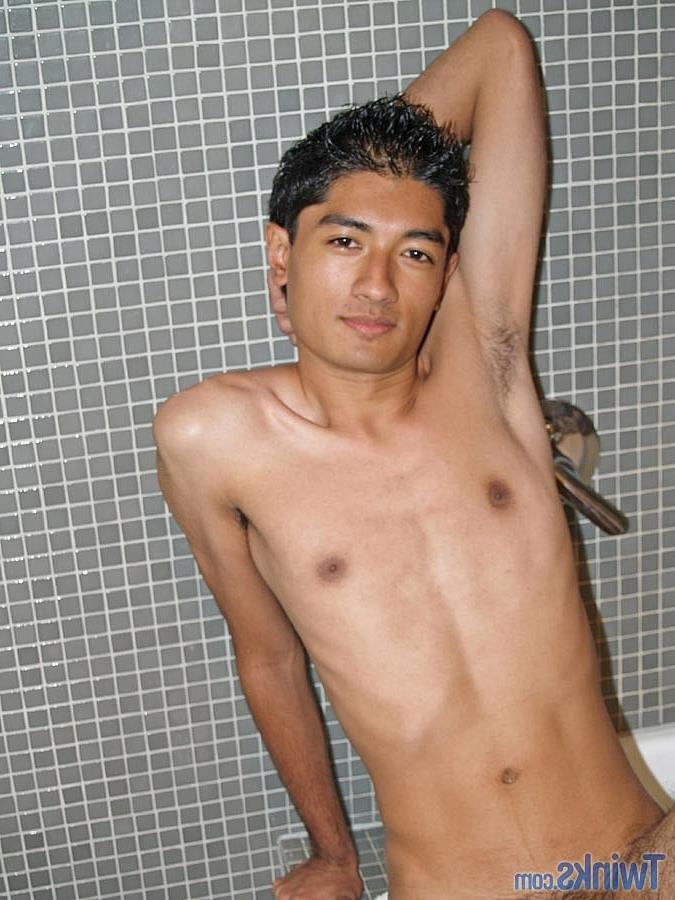 20P Jovencito flaco se desnuda y masturba su gran polla hasta eyacular