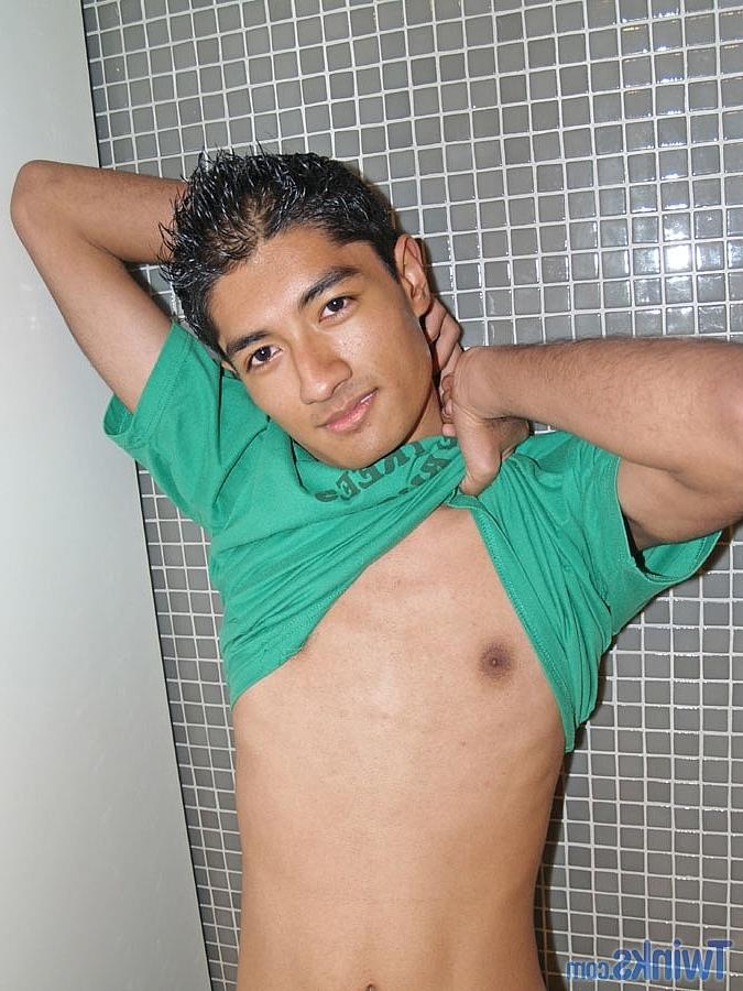 20P Jovencito flaco se desnuda y masturba su gran polla hasta eyacular